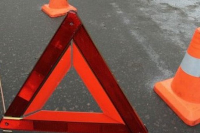 Qubada minik avtomobili yol kənarındakı hasara çırpılıb