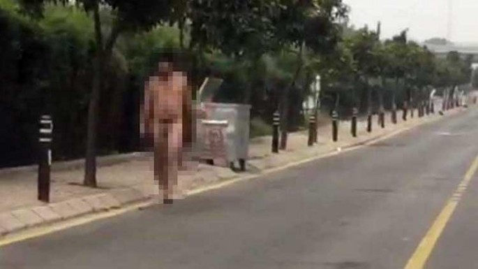 Günün günorta çağı küçədə lüt görüntüləndi - VİDEO