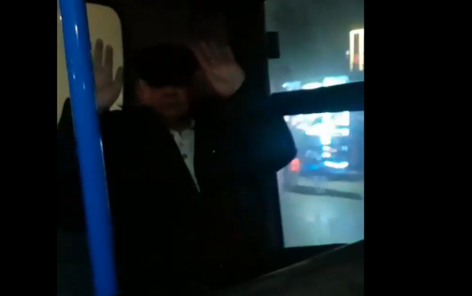 Avtobusda yaşlı kişidən iyrənc əməl: “Nəvən yaşında qızı əlləyirsən” – VİDEO