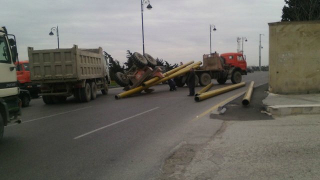 Bakıda «Kamaz» aşdı, aləm bir-birinə qarışdı - FOTO