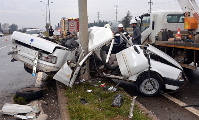 Avtomobil işıq dirəyinə çırpıldı:  ikiyə bölündü - FOTO
