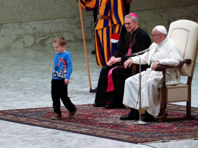 Papa danışan zamanı lal uşaq səhnəyə çıxdı: "Buraxın, oynasın" – VİDEO