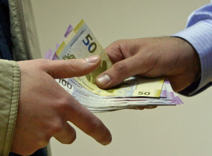 Rüşvət aldığına görə işdən çıxarılan gömrük inspektorunun məhkəməsi başlayıb