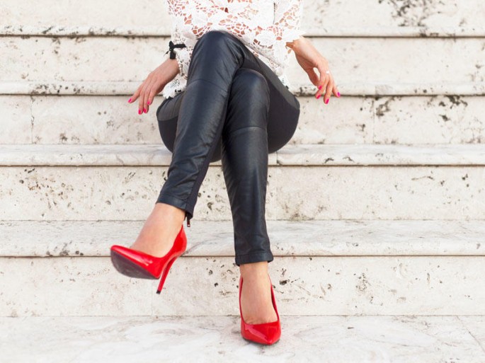 Ayağı ayağın üzərinə qoyub əyləşmək çox ziyanlıdır