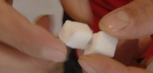 Qəndin içindən görün nə çıxdı - Şoka düşəcəksiniz! - VİDEO