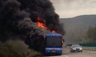 Turist avtobusu yandı  - VİDEO