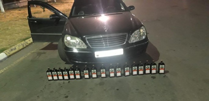 "Mercedes"lərdən spirtli içki, fişəng və pirotexniki vasitələr aşkarlanıb - FOTO