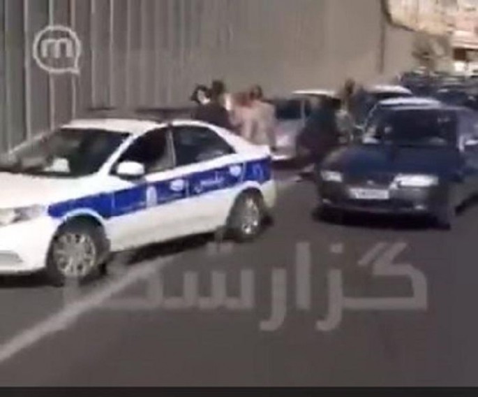 Yol polisi ər-arvadı belə döydü - VİDEO