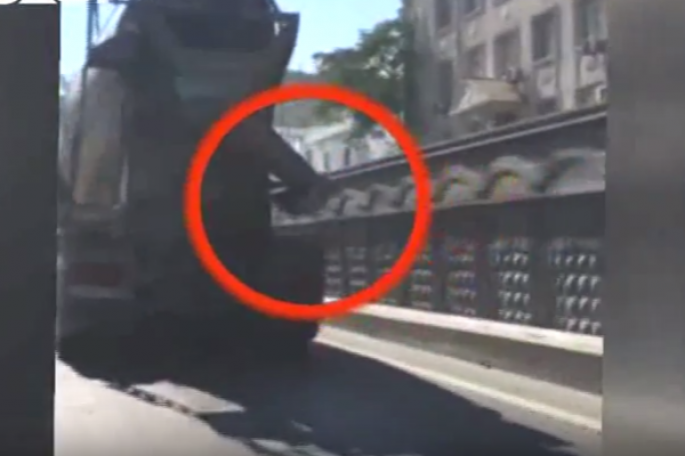 Bakıda betonqarışdıran maşın yola beton tökə-tökə gedir - VİDEO