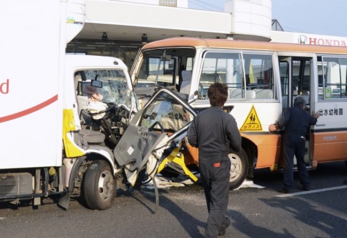 Yaponiyada servis avtobusu yük maşını ilə toqquşdu: 11-i uşaq, 14 yaralı