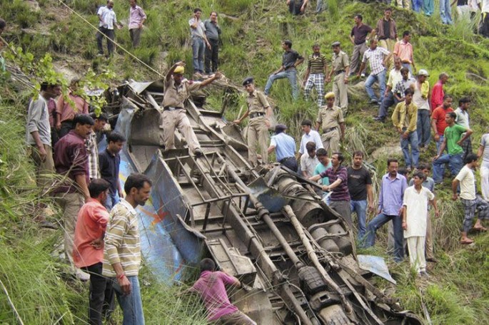 Hindistanda avtobus dərədən aşıb, 7 ölü, 40 yaralı var