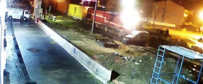 Qatar avtomobili 250 metr sürüdü: 1 ölü, 1 yaralı - VİDEO