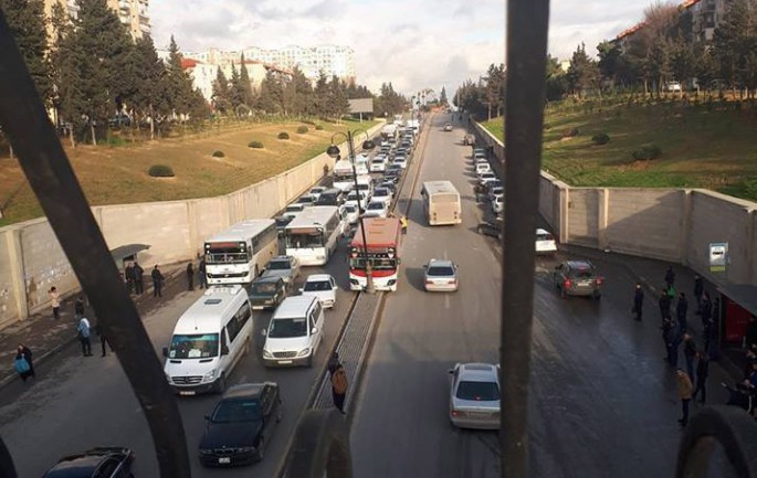 Bakıda sərnişin avtobusu işıq dirəyinə çırpılıb - FOTO