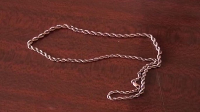 Qadının boğazından qızıl boyunbağısını oğurlayan şəxs saxlanılıb - FOTO