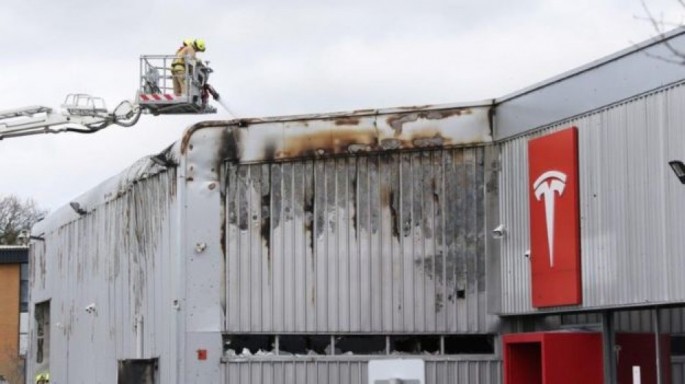 “Tesla”nın avtomobil xidməti mərkəzində yanğın baş verib