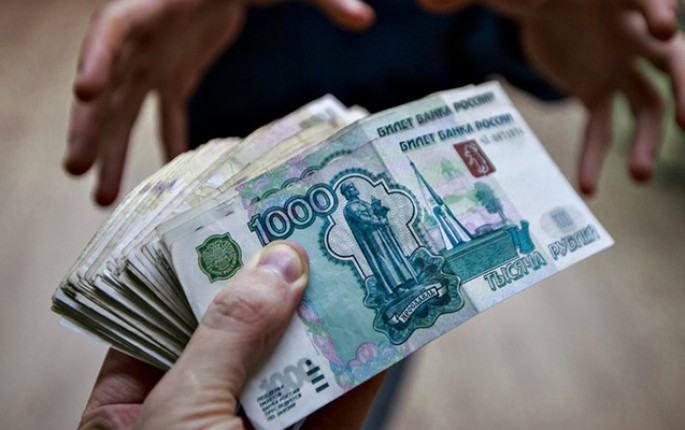 Polisə rüşvət təklif etdi, cərimələndi