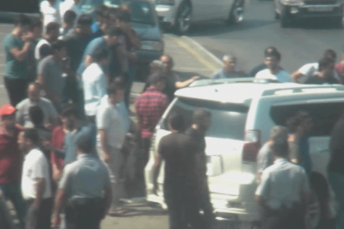 Bakıda avtomobilin çırpıldığı işıqfor dirəyi aşıb - FOTO