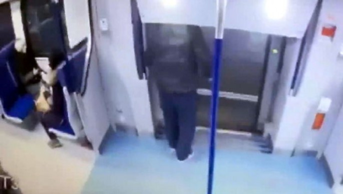 İşə getmək əzmi ilə qatardan tullandı  - VİDEO