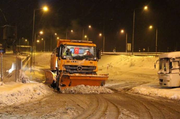 Nazir yeni ildə fəhlələrlə birgə qar təmizlədi - FOTO