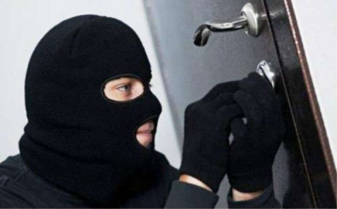 Evlərdən külli miqdarda pul oğurlayan şəxs həbs olunub