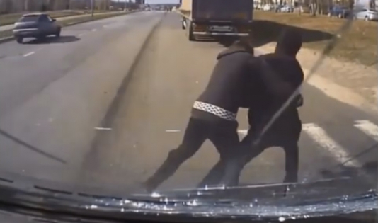 Bu dəfə piyadalar maşınları vurdu – VİDEO