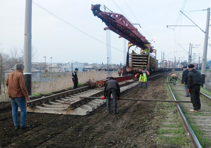 Dəmir yolunun cənub istiqamətində əsaslı təmir işləri aparılır - FOTO