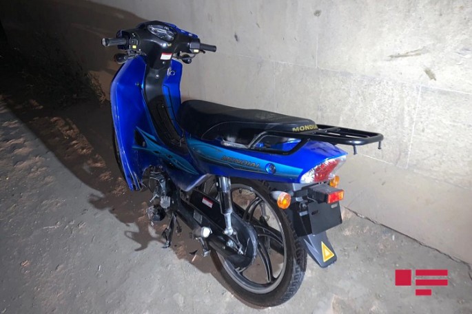 Moped daş arakəsməyə çırpılıb: ölən və xəsarət alan var - VİDEO