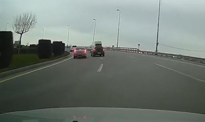 Başı telefona qarışan xanım sürücü qəzadan son anda xilas oldu  - VİDEO