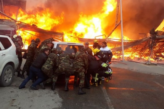 Yanan bazardakı maşınların ərazidən ÇIXARILMA ANI - VİDEO