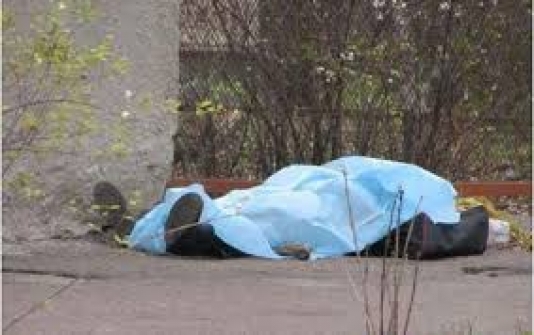 Yolunun kənarından naməlum meyit tapıldı