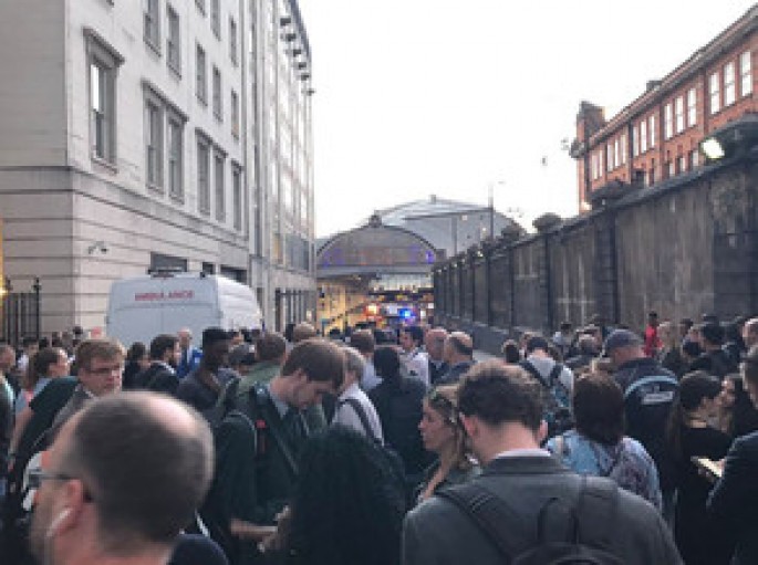 London vağzalında yanğın səbəbindən 2 min sərnişin təxliyyə edilib