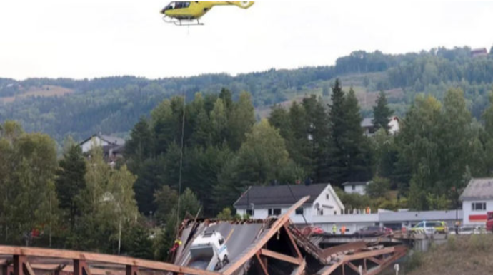 Norveçdə körpü uçdu: İki avtomobil çaya düşdü  - FOTO