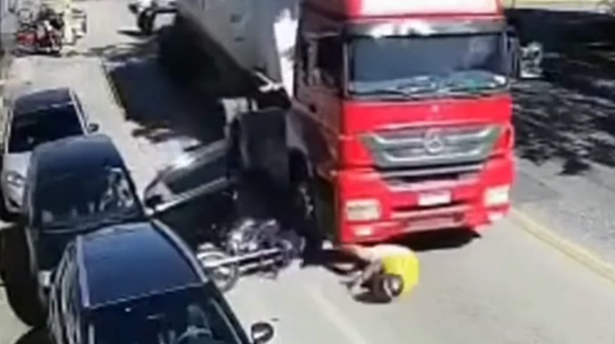 Maşının qapısını açdı,  baykeri vurub TIR-ın altına atdı  - VİDEO