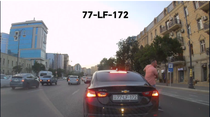 В Баку водитель высадил пассажира посреди дороги, создав аварийную ситуацию - ВИДЕО
