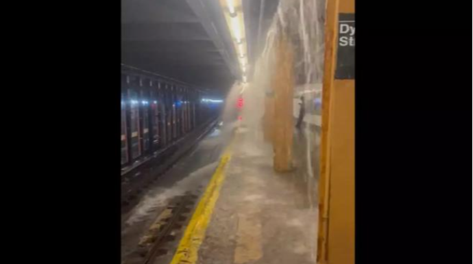 ABŞ-da metro stansiyası suyun altında qaldı - VİDEO 