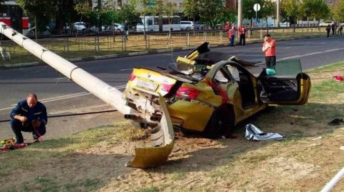 “Drift” edən “BMW” beton dirəyi aşırdı;  3 nəfər ölüb  – FOTO + VİDEO 
