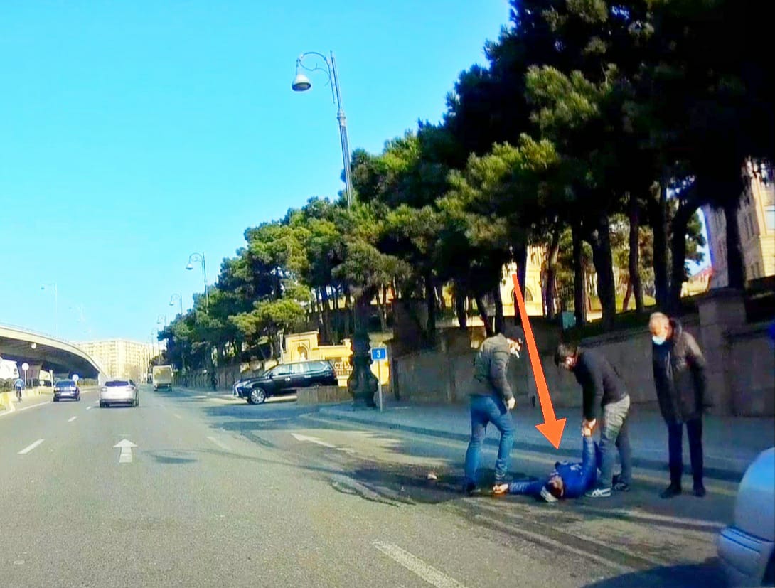 Sərxoş halda olan şəxs yola yıxılaraq xəsarət aldı  - VİDEO