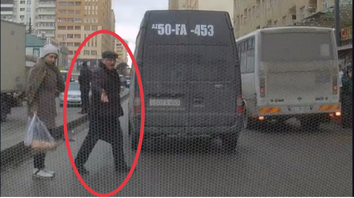 5 metr irəlidəki keçiddən keçmir, üstəlik əl-qolla narazılıq edir - VİDEO