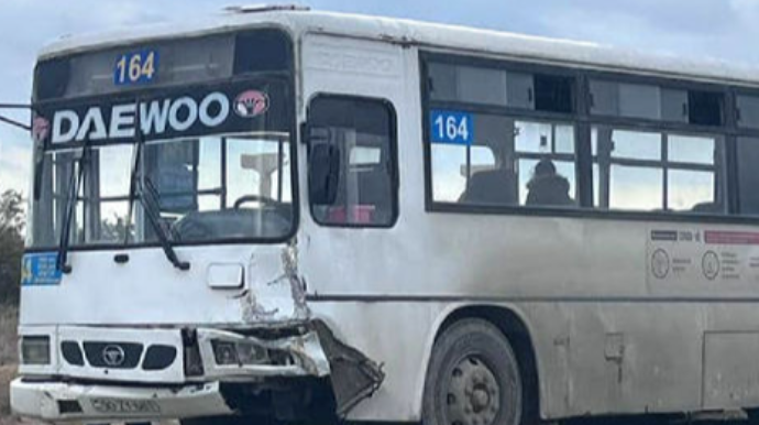 Bakıda sərnişin avtobusu “Mercedes”lə toqquşdu   - FOTO