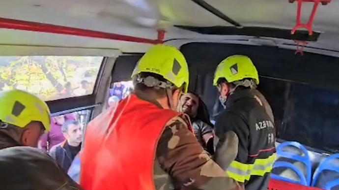 Mikroavtobus ağaca çırpıldı, sürücü yaralandı - VİDEO