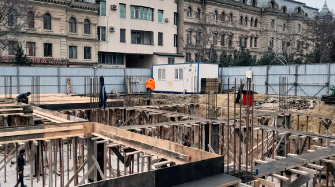 "Bir mərtəbə dedilər, üçünü tikdilər" - Bakıda tikinti özbaşınalığı - FOTOLAR