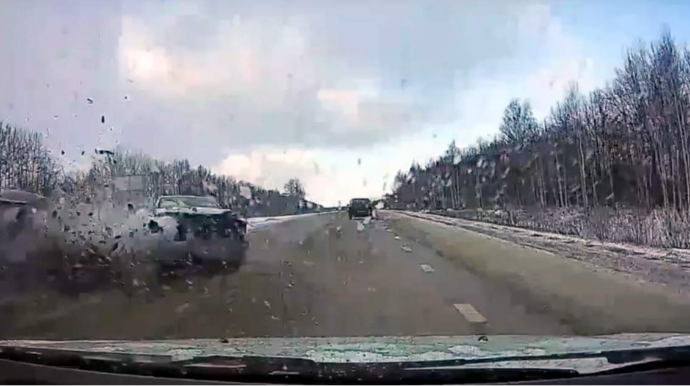 Ötmə qaydasını pozan sürücü ağır qəza törətdi – Sürücülərin ayağı sındı - VİDEO 