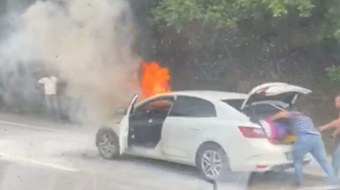 Hərəkətdə olan “Toyota” yanıb bu vəziyyətə düşdü - FOTO + VİDEO 