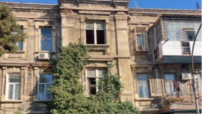 Bakıda daha bir bina hər an uçma təhlükəsi ilə qorxu saçır  - FOTO