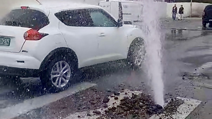 Lökbatanda partlayan su borusu asfaltı yarıb fontan vurdu - VİDEO