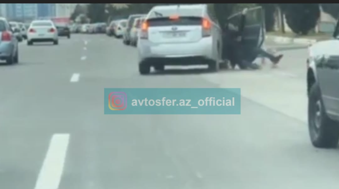 Bakıda sərnişin özünü hərəkətdə olan taksidən belə atdı - ANBAAN VİDEO