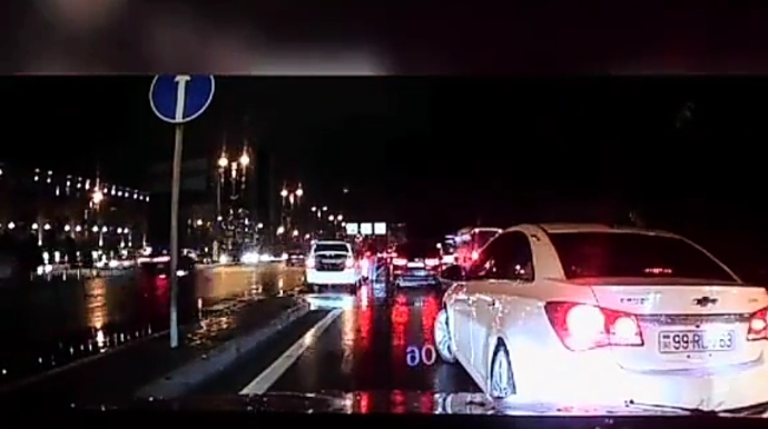 Qayda pozub qəza törətdi: hadisə yerindən qaçdı - VİDEO