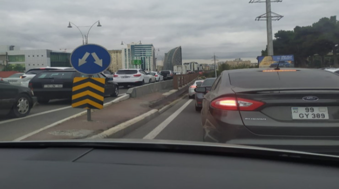 Bakıda onlarla sürücü yollarda qaldı - FOTO 