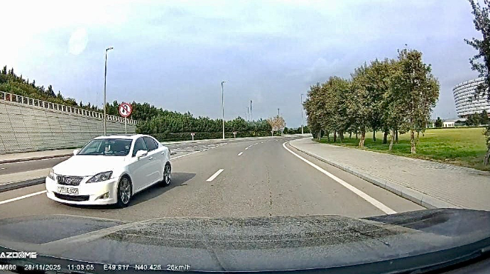 Geriyə dönmək istəyən sürücü nişanı gözardı edib əks yola çıxdı - VİDEO
