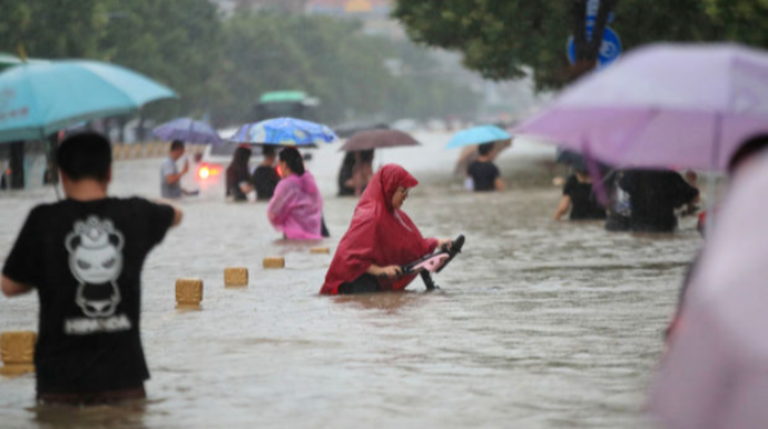 В Китае в результате наводнений погибли по меньшей мере 15 человек